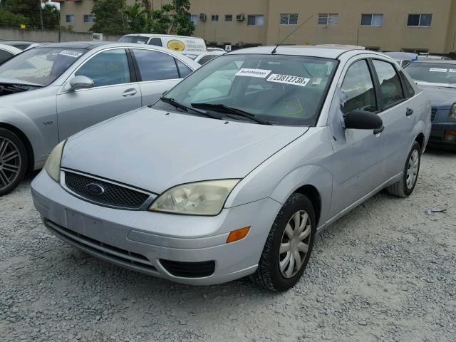 1FAFP34N95W253731 - 2005 FORD FOCUS ZX4 SILVER photo 2