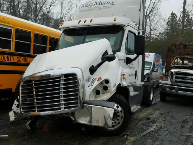1FUBGBDV4FLGH3328 - 2015 FREIGHTLINER CASCADIA 1 WHITE photo 2