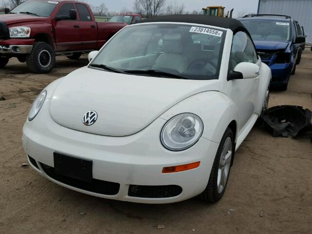 3VWFF31Y97M423436 - 2007 VOLKSWAGEN NEW BEETLE WHITE photo 2