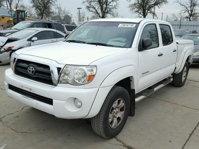 5TEKU72N36Z249836 - 2006 TOYOTA TACOMA DOU WHITE photo 2