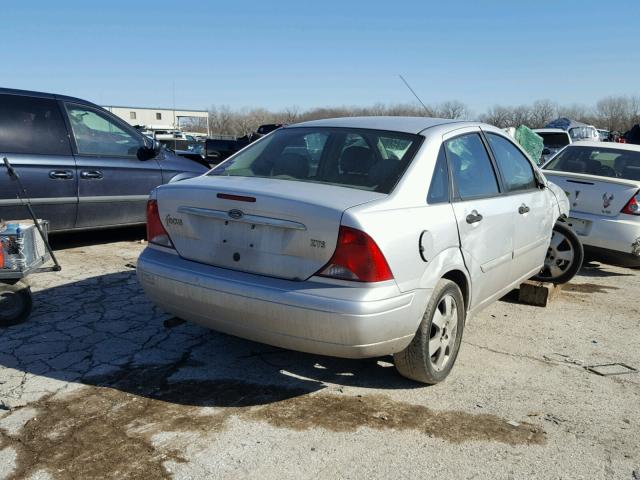 1FAHP38301W132419 - 2001 FORD FOCUS ZTS SILVER photo 4