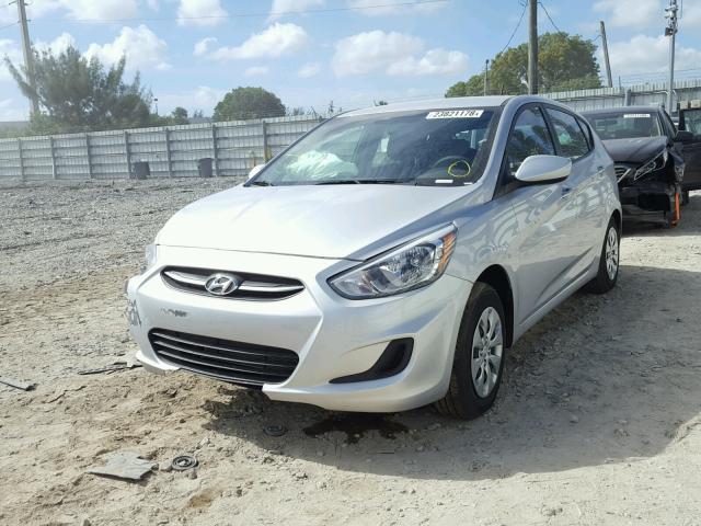 KMHCT5AE2HU320710 - 2017 HYUNDAI ACCENT SE SILVER photo 2