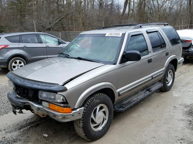 1GNDT13W9W2223592 - 1998 CHEVROLET BLAZER BEIGE photo 2