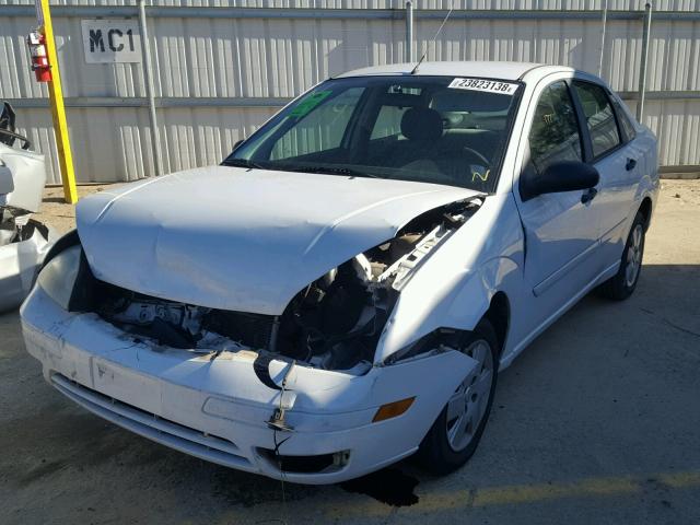 1FAFP34N27W310015 - 2007 FORD FOCUS ZX4 WHITE photo 2