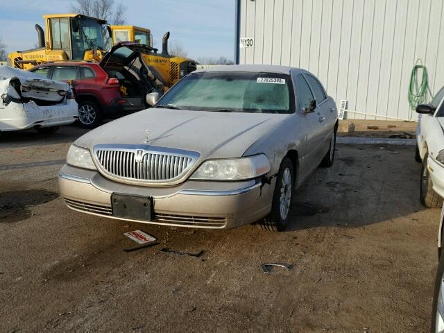 1LNHM81W03Y621720 - 2003 LINCOLN TOWN CAR E GOLD photo 2