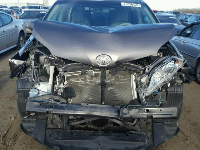 5TDKK3DC3BS053770 - 2011 TOYOTA SIENNA LE SILVER photo 9