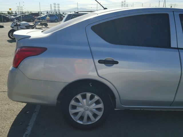 3N1CN7AP8GL829921 - 2016 NISSAN VERSA S SILVER photo 10