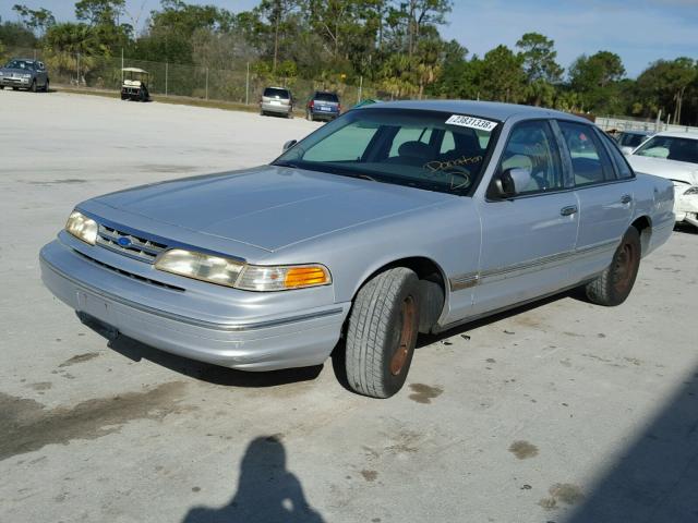 2FALP73W6TX157383 - 1996 FORD CROWN VICT SILVER photo 2