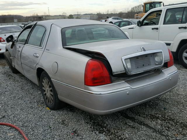 1LNHM82W13Y694819 - 2003 LINCOLN TOWN CAR S SILVER photo 3