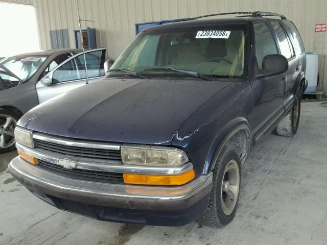 1GNCS13W1W2269142 - 1998 CHEVROLET BLAZER BLUE photo 2