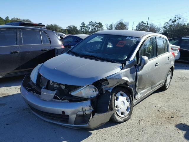 3N1BC13E28L412113 - 2008 NISSAN VERSA S GRAY photo 2