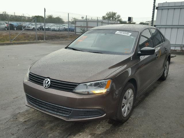 3VW1K7AJ0DM221435 - 2013 VOLKSWAGEN JETTA BASE BROWN photo 2