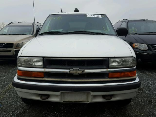 1GNDT13W11K245630 - 2001 CHEVROLET BLAZER WHITE photo 9