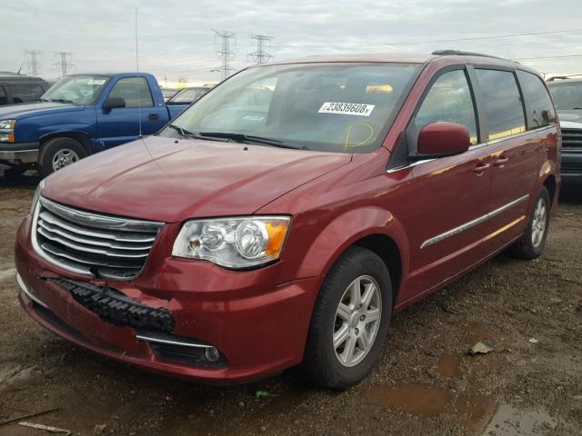 2C4RC1BG9DR577362 - 2013 CHRYSLER TOWN & COU RED photo 2