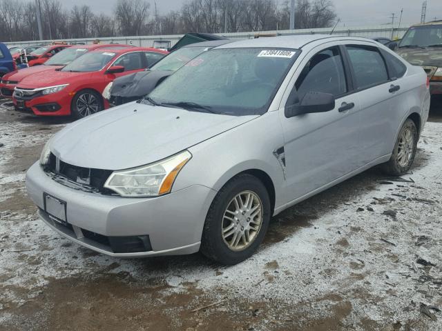 1FAHP35N68W195024 - 2008 FORD FOCUS SE SILVER photo 2