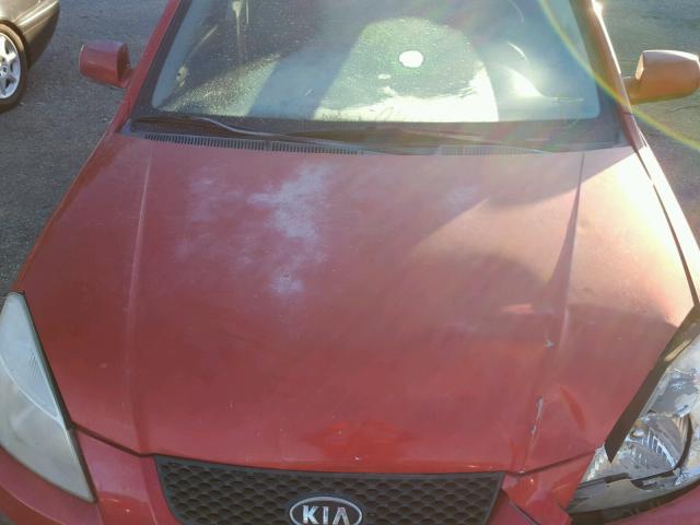 KNADE123266144636 - 2006 KIA RIO RED photo 7