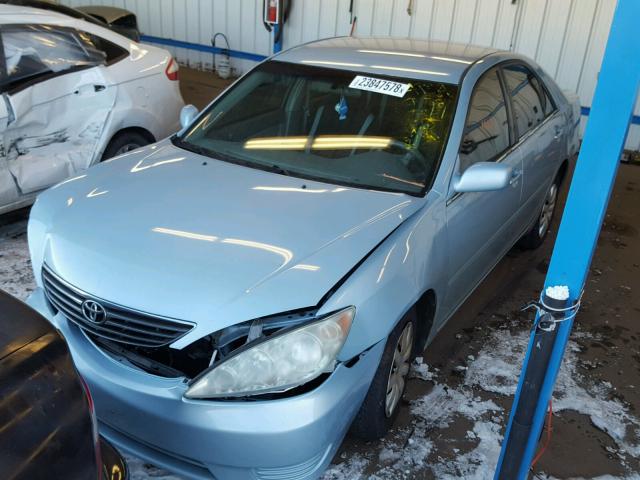 4T1BE32K45U586062 - 2005 TOYOTA CAMRY LE BLUE photo 2