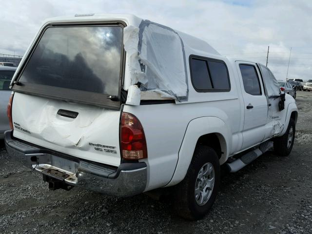 5TEKU72N55Z085472 - 2005 TOYOTA TACOMA DOU WHITE photo 4