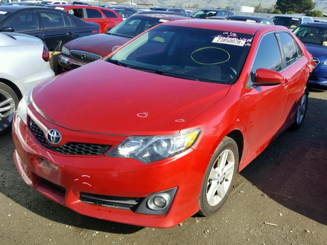 4T1BF1FK2CU567812 - 2012 TOYOTA CAMRY SE RED photo 2