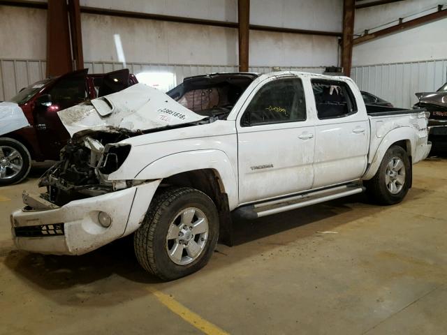 3TMLU42N59M026444 - 2009 TOYOTA TACOMA DOU WHITE photo 2