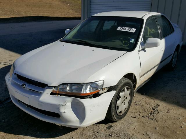 1HGCG5647YA105691 - 2000 HONDA ACCORD LX WHITE photo 2