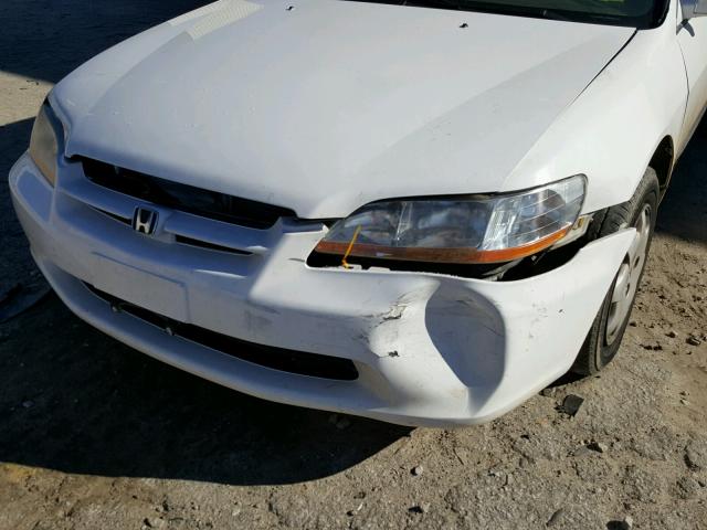 1HGCG5647YA105691 - 2000 HONDA ACCORD LX WHITE photo 9