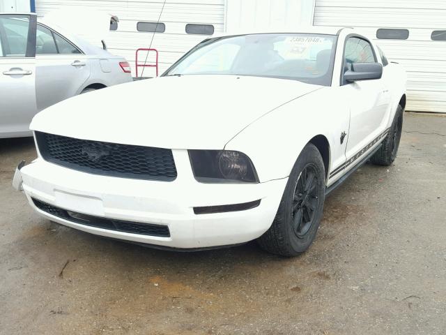 1ZVHT80N495136391 - 2009 FORD MUSTANG WHITE photo 2