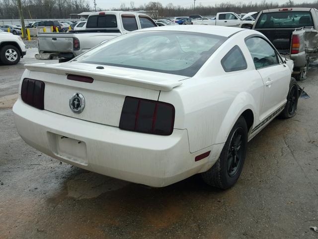 1ZVHT80N495136391 - 2009 FORD MUSTANG WHITE photo 4