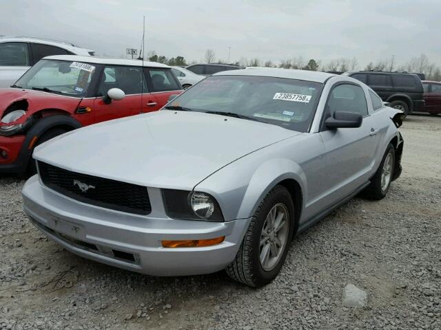 1ZVHT80N985198982 - 2008 FORD MUSTANG SILVER photo 2