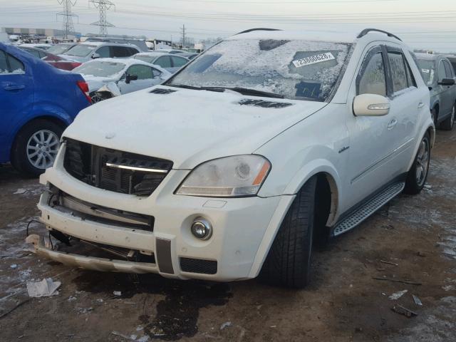 4JGBB77E88A305051 - 2008 MERCEDES-BENZ ML 63 AMG WHITE photo 2