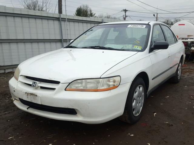 1HGCG5640WA018373 - 1998 HONDA ACCORD LX WHITE photo 2