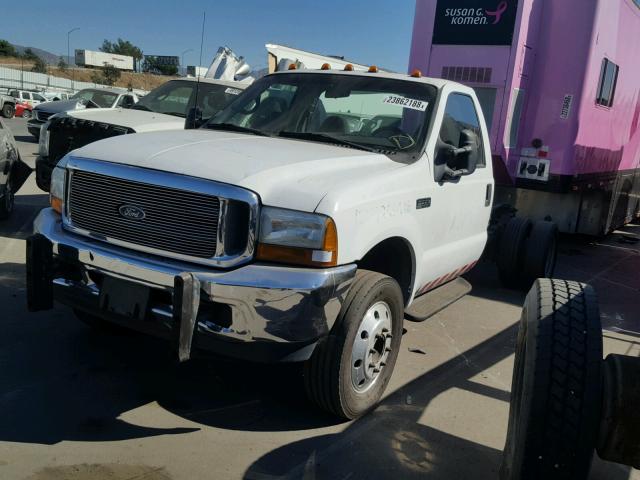 1FDAF56F9YED68666 - 2000 FORD F550 SUPER WHITE photo 2