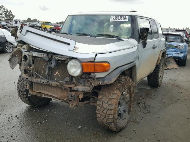 JTEBU11F670028431 - 2007 TOYOTA FJ CRUISER SILVER photo 2