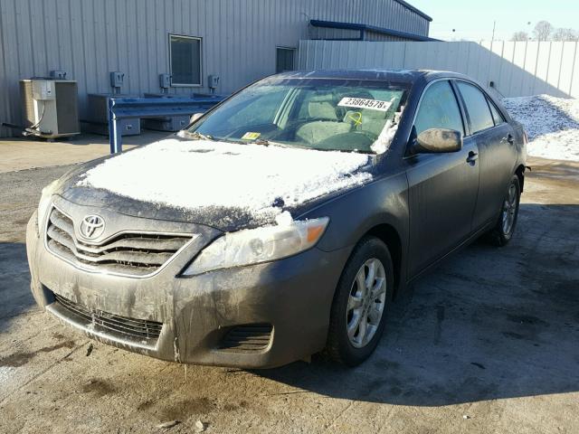 4T1BF3EK0BU625573 - 2011 TOYOTA CAMRY BASE GRAY photo 2