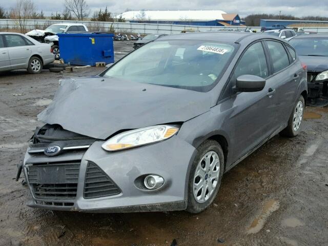 1FAHP3K25CL414463 - 2012 FORD FOCUS SE GRAY photo 2