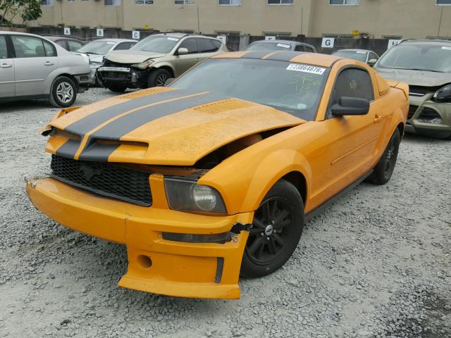 1ZVHT80N785130423 - 2008 FORD MUSTANG YELLOW photo 2