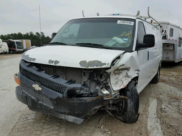 1GCGG29CX91100925 - 2009 CHEVROLET EXPRESS G2 WHITE photo 2