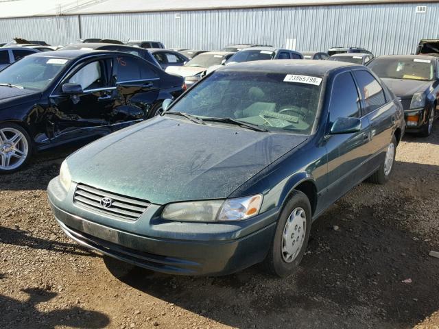 JT2BG22K5W0147673 - 1998 TOYOTA CAMRY CE GREEN photo 2