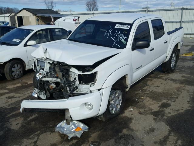 5TFLU4EN4BX006925 - 2011 TOYOTA TACOMA DOU WHITE photo 2