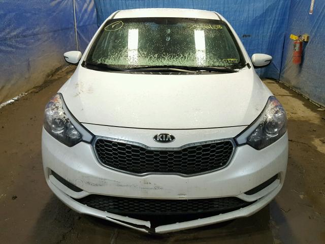 KNAFX4A67F5355806 - 2015 KIA FORTE LX WHITE photo 9