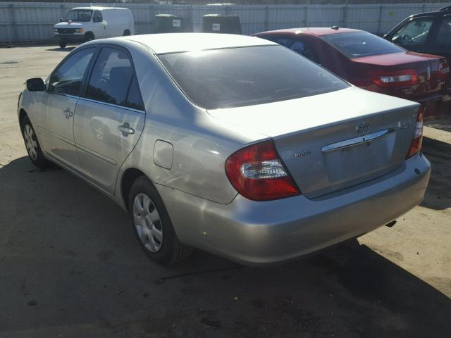 4T1BE32K52U071020 - 2002 TOYOTA CAMRY LE SILVER photo 3