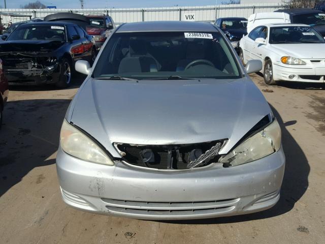 4T1BE32K52U071020 - 2002 TOYOTA CAMRY LE SILVER photo 9