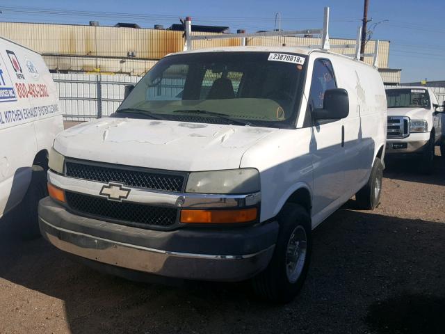 1GCGG25U741107001 - 2004 CHEVROLET EXPRESS G2 WHITE photo 2