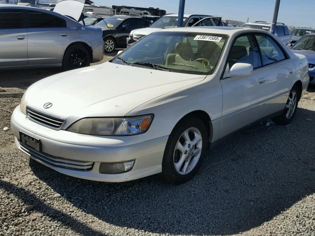 JT8BF28G3Y5077074 - 2000 LEXUS ES 300 WHITE photo 2