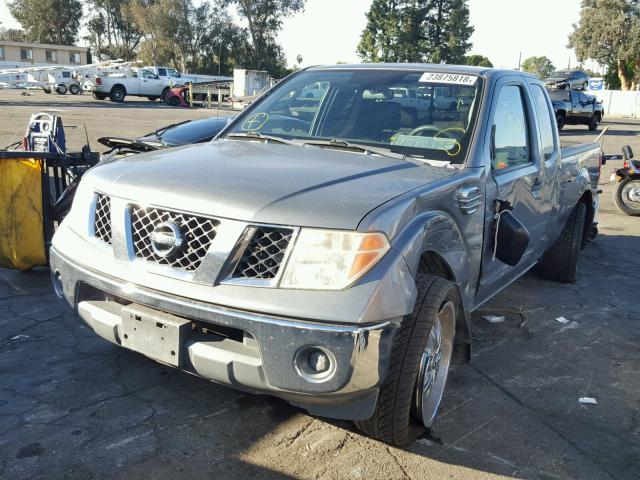 1N6AD06U88C442292 - 2008 NISSAN FRONTIER K SILVER photo 2