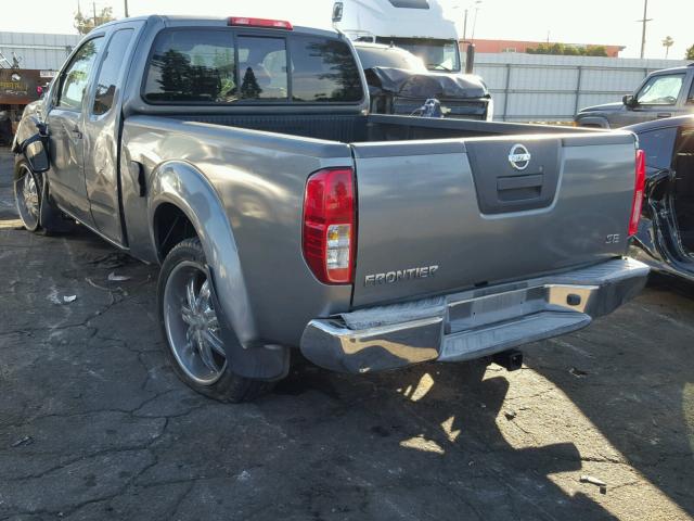 1N6AD06U88C442292 - 2008 NISSAN FRONTIER K SILVER photo 3