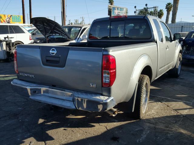 1N6AD06U88C442292 - 2008 NISSAN FRONTIER K SILVER photo 4