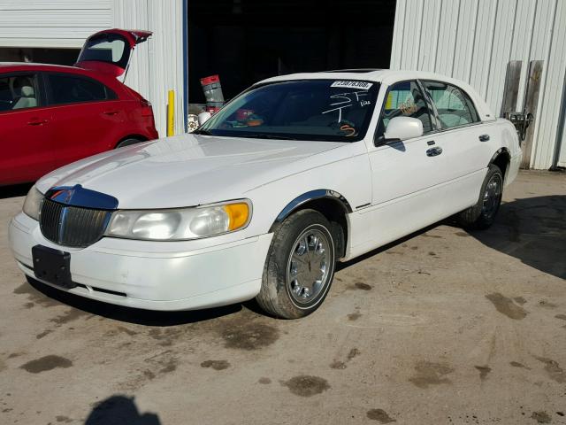 1LNHM82W8XY652637 - 1999 LINCOLN TOWN CAR S WHITE photo 2