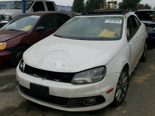 WVWBW8AH8DV008527 - 2013 VOLKSWAGEN EOS KOMFOR WHITE photo 2