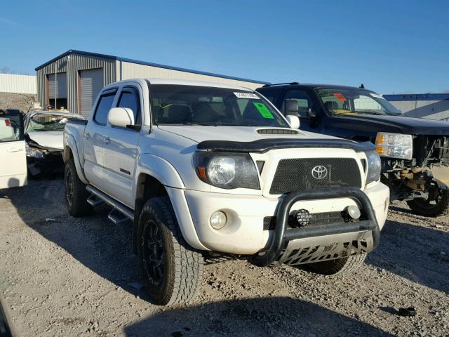 5TEJU4GN2AZ712318 - 2010 TOYOTA TACOMA DOU WHITE photo 1